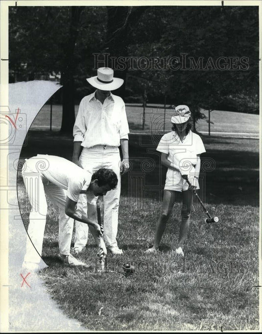 1984 Press Photo Deboarh Moss and Hans Fuchs watch as Matthew Minarik hits - Historic Images