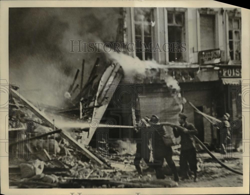 1940 Press Photo Saving their town from Fires set by Nazi at Brussel Belgium. - Historic Images