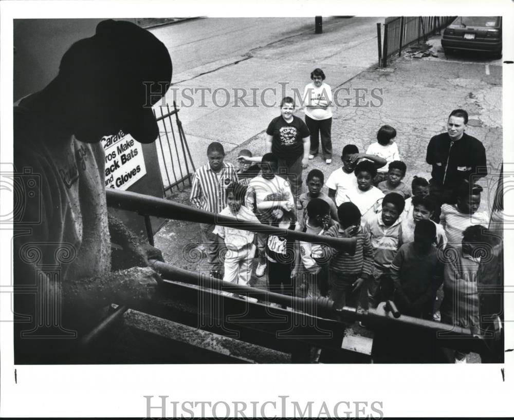 1989 Press Photo Roy Conrad Bat Maker, makes a bat for the Tremont School. - Historic Images
