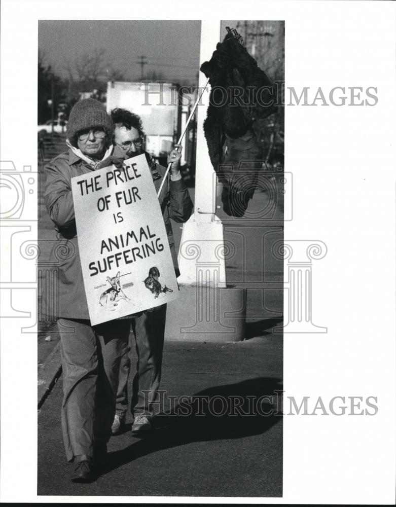 1986 Press Photo Demonstrations fur - cva74859 - Historic Images