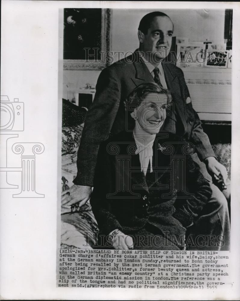 1955 Wire Photo Oskar Schlitter and Daisy Shown at German Embassy in London - Historic Images