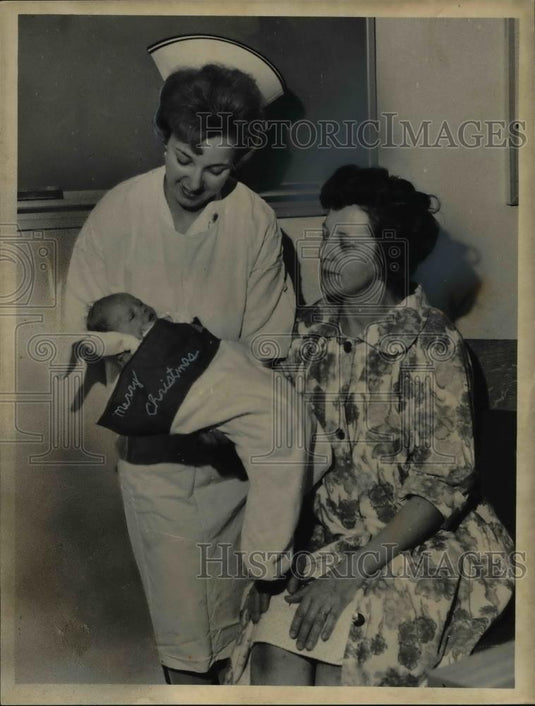 1963 Press Photo St. Alexis Hospital has a unique Christmas ceremony - cva91659 - Historic Images