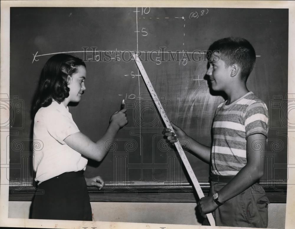 1959 Press Photo Kay Lindsteron and Romy Tober examples graphing - nee86616 - Historic Images