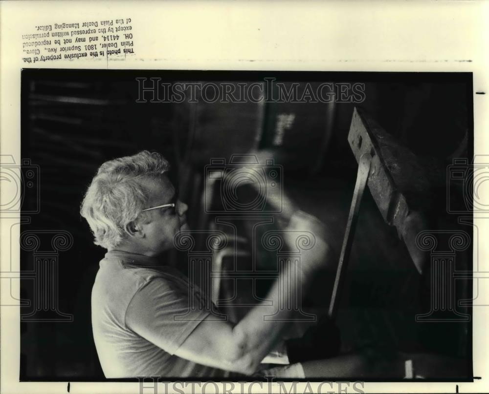 1988 Press Photo Doug Hugel hammers-away at her that has been tempered by the - Historic Images