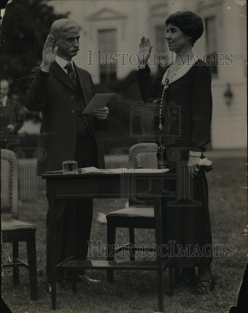 1924 Press Photo Witnessing signature of Mrs. Coolidge on her ballot - nee87557 - Historic Images