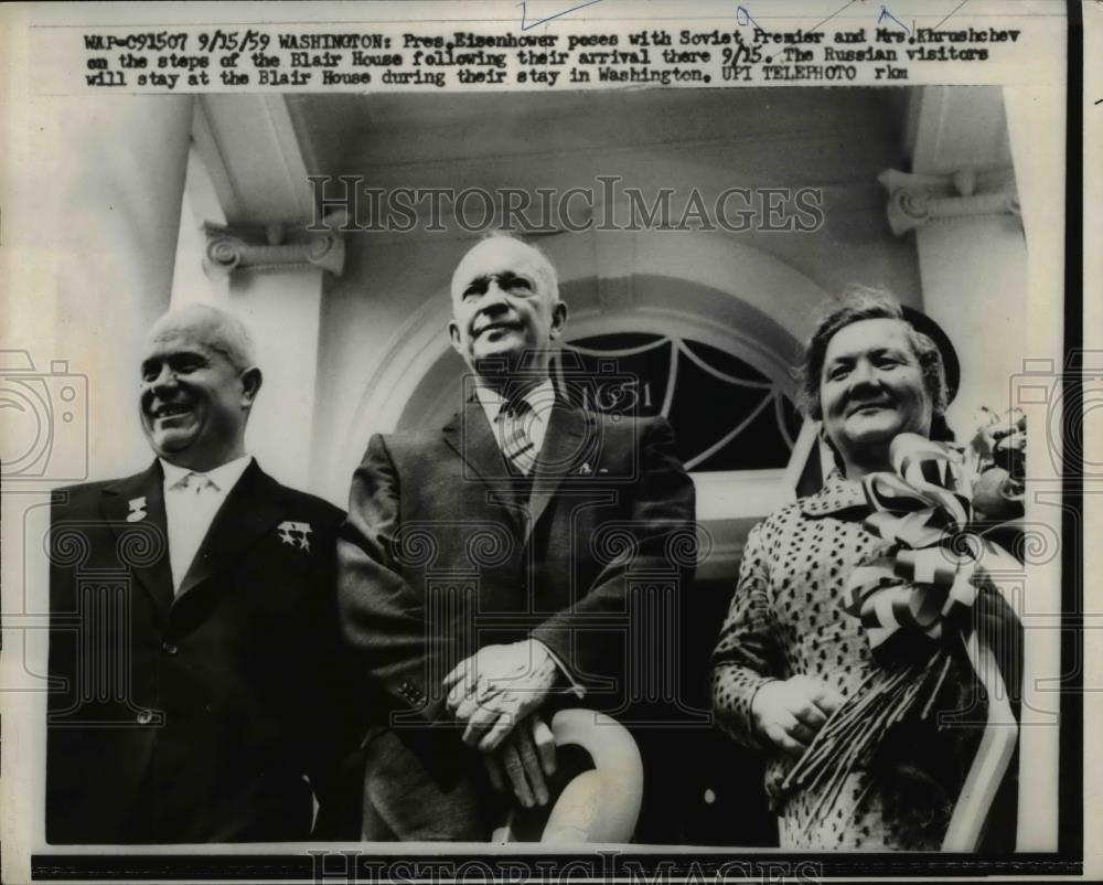 1959 Press Photo Pres. Eisenhower poses with Soviet Premier and Mrs.Khrushchev - Historic Images