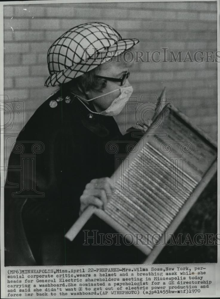 1970 Wire Photo Mrs. Wilma Soss N.Y. Perennial Corporate Critic wears helmet. - Historic Images