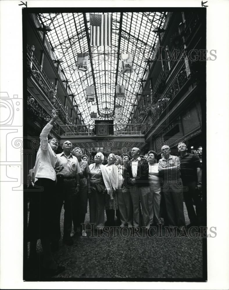 1986 Press Photo Visitors inside The Old Arcade building - cva85731 - Historic Images