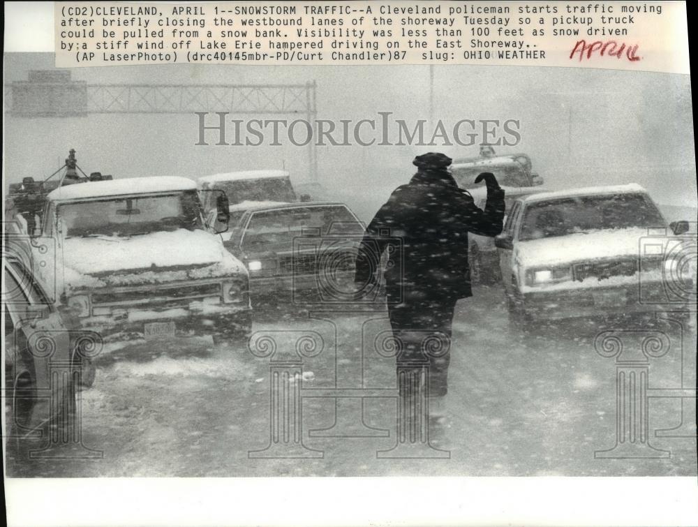 1987 Press Photo A 1987 Snowstorm with the Cleveland Policeman - cva84410 - Historic Images