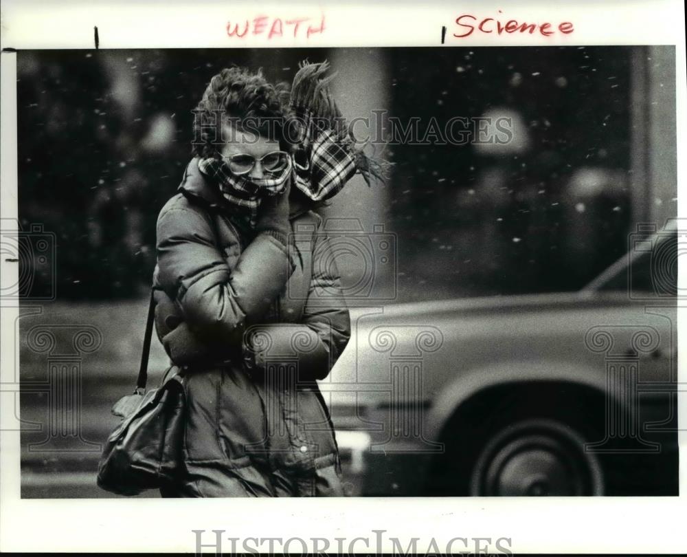 1985 Press Photo Janice Slay brave winter blast, crossing  E.9th at St Clair - Historic Images
