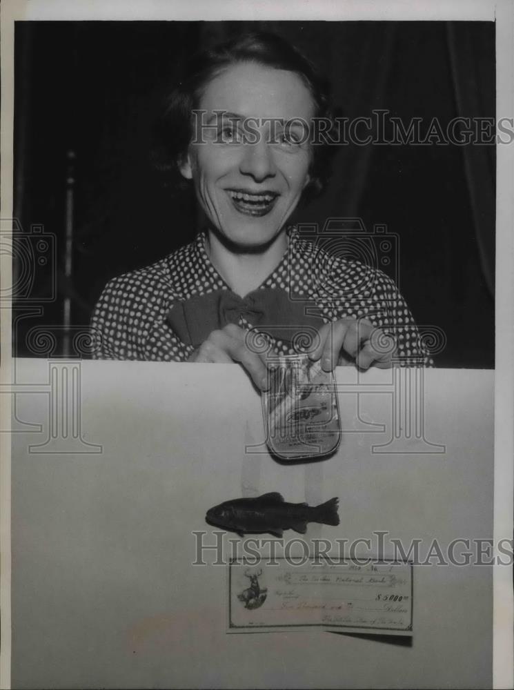 1935 Press Photo Anne Newman shows prizes on Tall Story Tellers Club ...