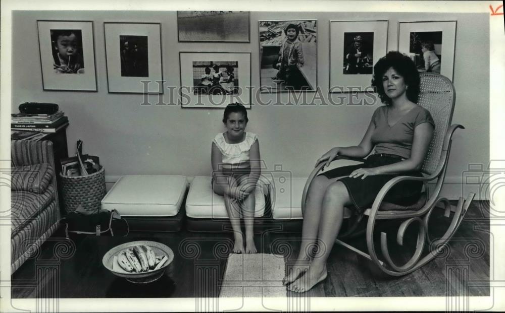 1980 Press Photo Sharon Dennis &amp; 8 year old daughter Courtney - cvb01869 - Historic Images