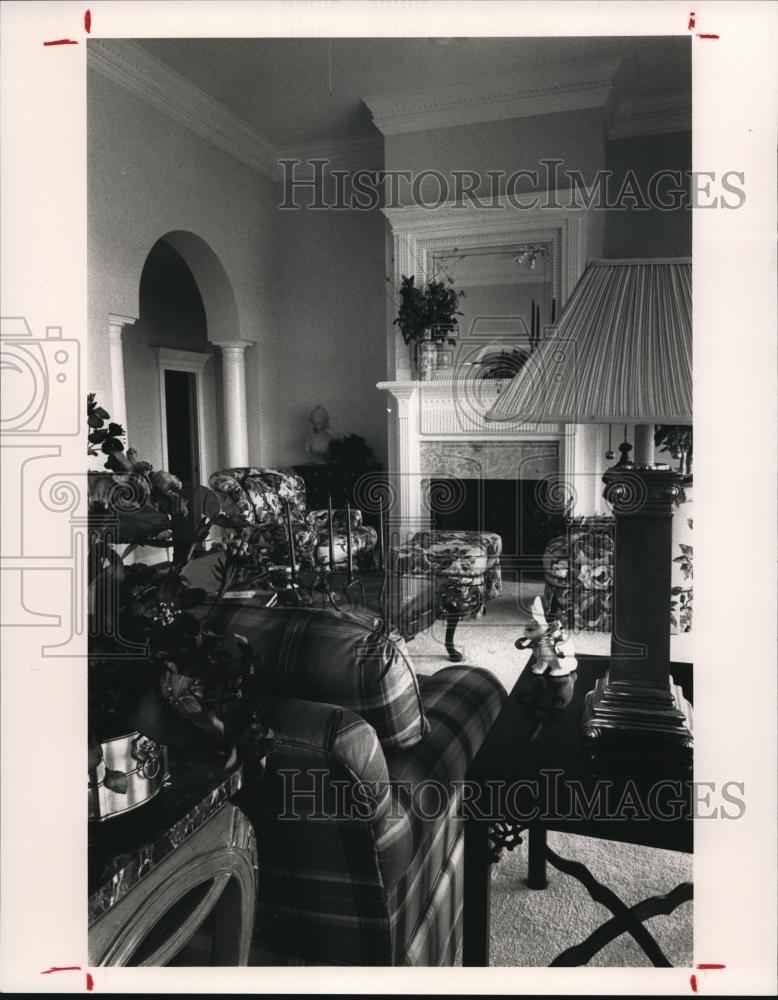 1992 Press Photo A well - balanced living room - cva86582 - Historic Images