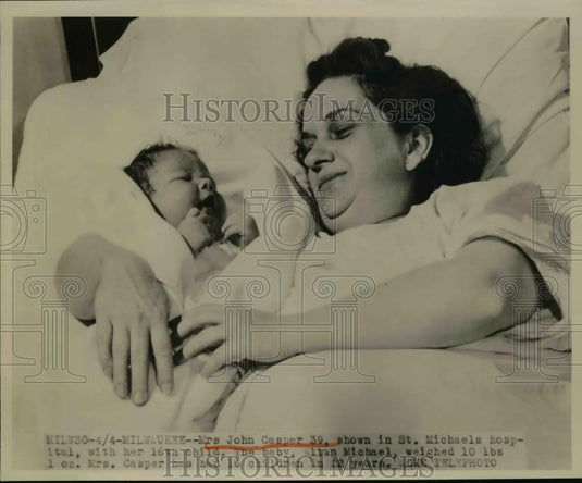 1950 Press Photo Mrs John Casper of Milwaukee & baby Michael who weighs 10 lbs - Historic Images