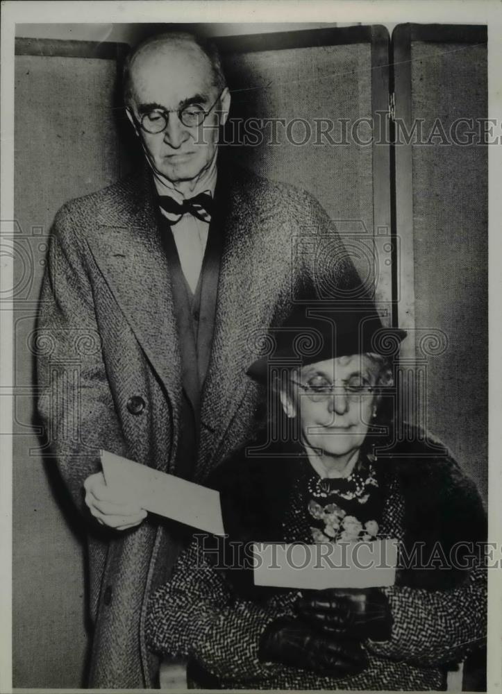 1937 Press Photo Mr &amp; Mrs Irving Van Brunt &amp; Colorado pension checks - Historic Images