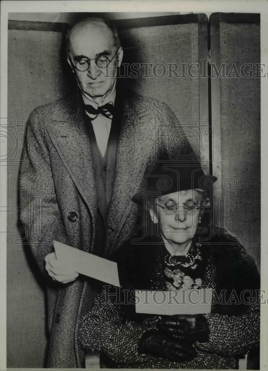 1937 Press Photo Mr & Mrs Irving Van Brunt & Colorado pension checks - Historic Images