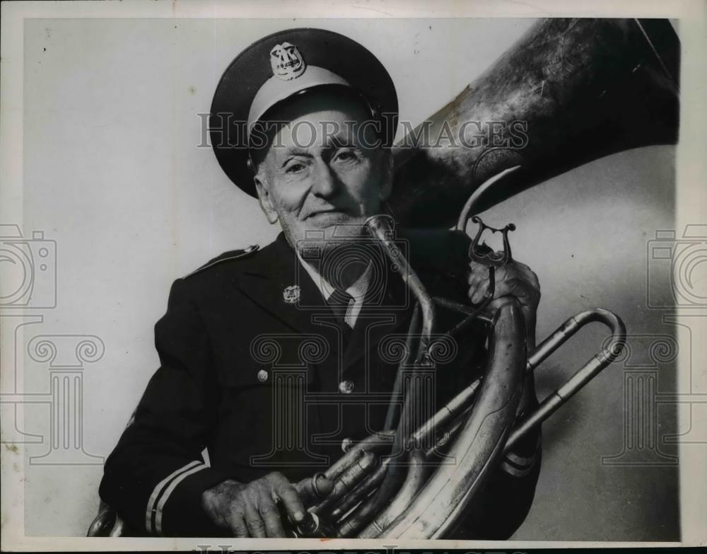 1947 Press Photo Martin Scheidecker 90 year old band member in Dubuque Iowa - Historic Images