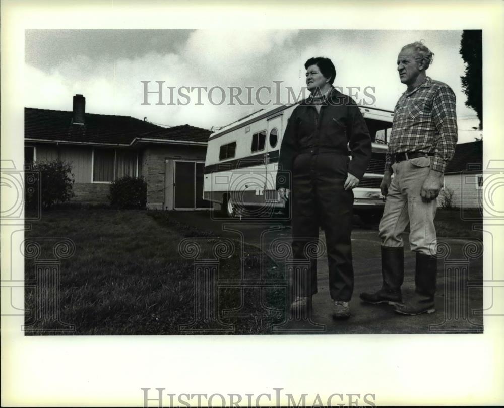 1984 Press Photo Sam and Anne outside the Castle Rock in Mt. St. Helen - Historic Images