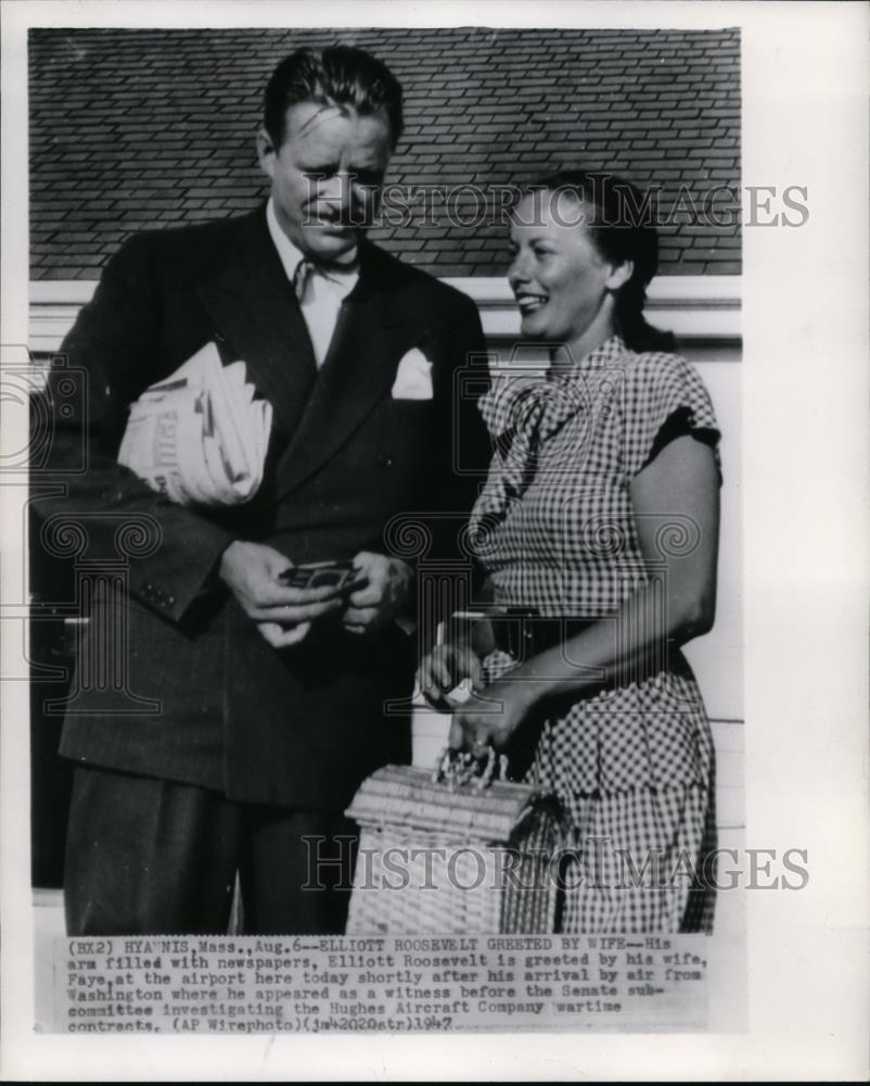 1947 Wire Photo Roosevelt greeted by wife at the airport from Washington - Historic Images