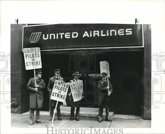 1985 Press Photo United Airlines pilots picket in front of United ticket office - Historic Images
