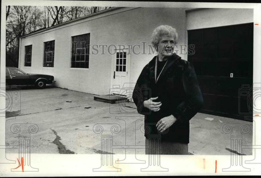 1979 Press Photo Mrs. Dee Ramsey in front of CVLT Annex building - cvb03835 - Historic Images