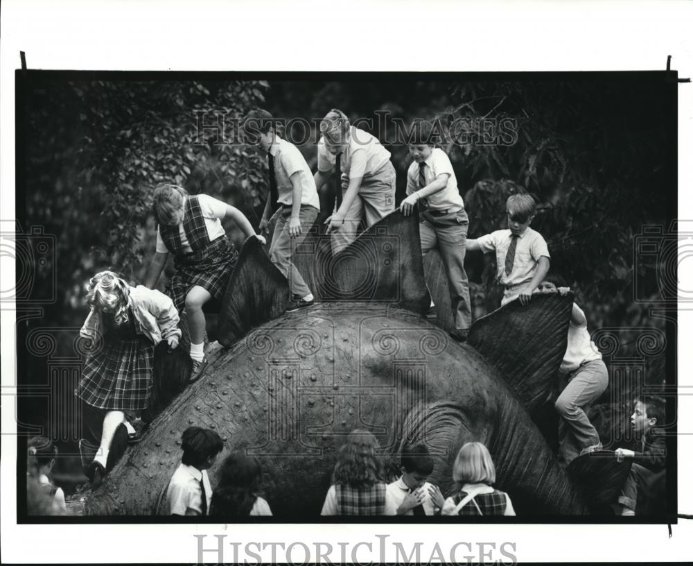 1989 Press Photo St. Vincent DePaul Fourth graders at Natural History Museum - Historic Images