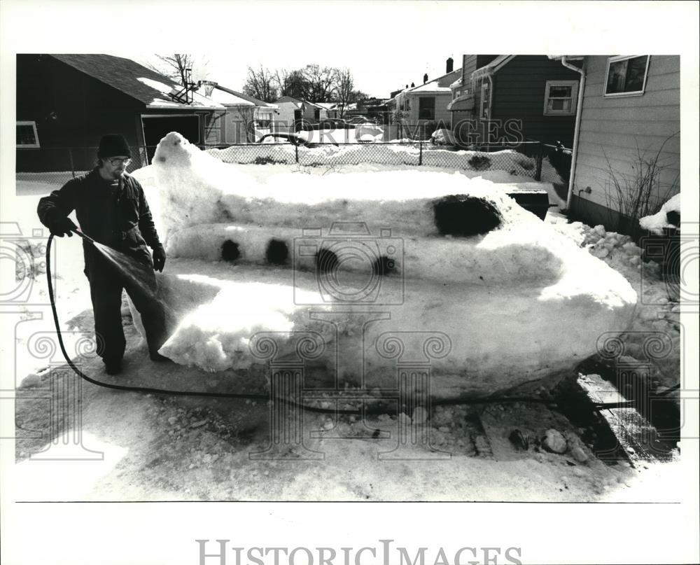 1985 Press Photo Howie Snyder with the snow sculpture - cva77668 - Historic Images