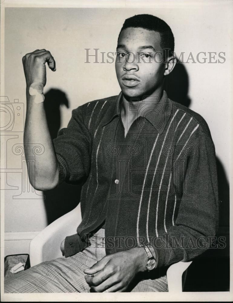 1957 Press Photo David Broughton of Cleveland Ohio with an injured arm - Historic Images