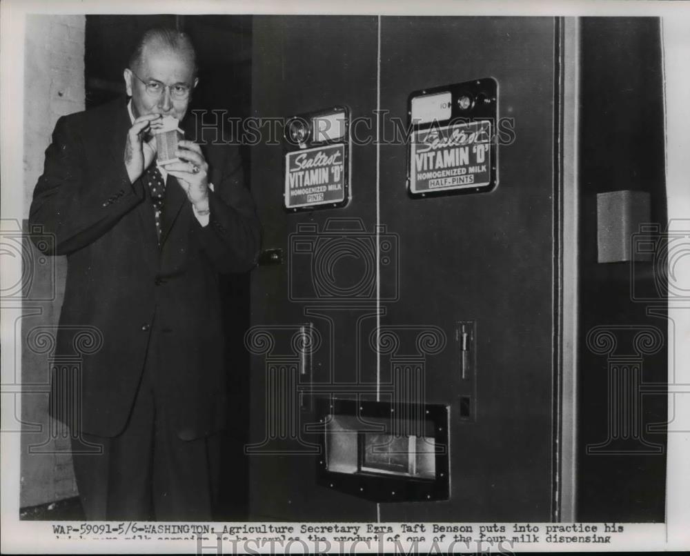 1954 Press Photo Ezra Taft Benson U.S. Secretary of Agriculture drinks milk - Historic Images