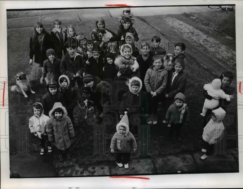 Press Photo Kids At the Lincoln Boulevard - nee89357 - Historic Images