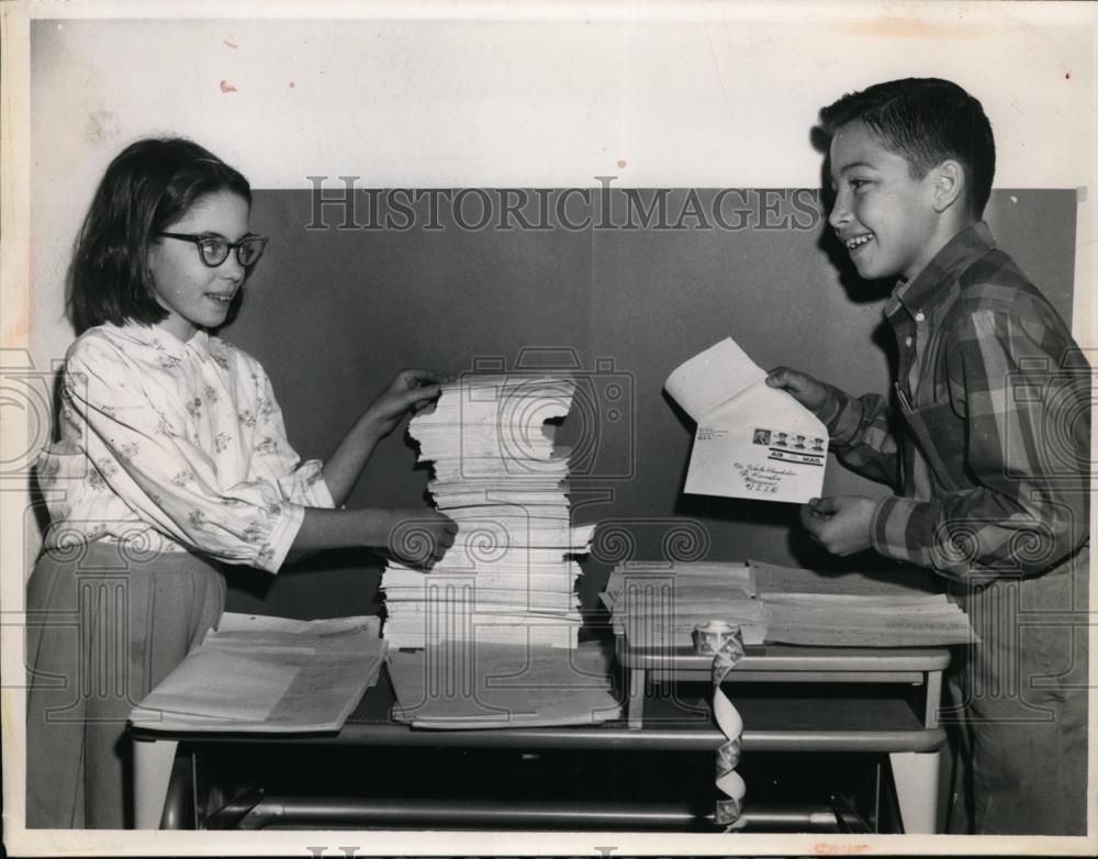 1961 Press Photo Linda Michanay and Frank Spiller envelopes a letter to Kruckev - Historic Images