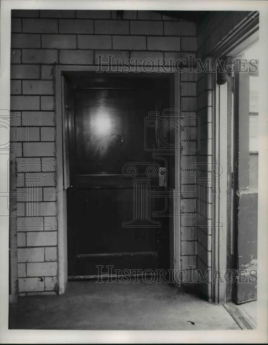 1951 Press Photo St John's Hospital metal fire door fire inspector says is wood - Historic Images