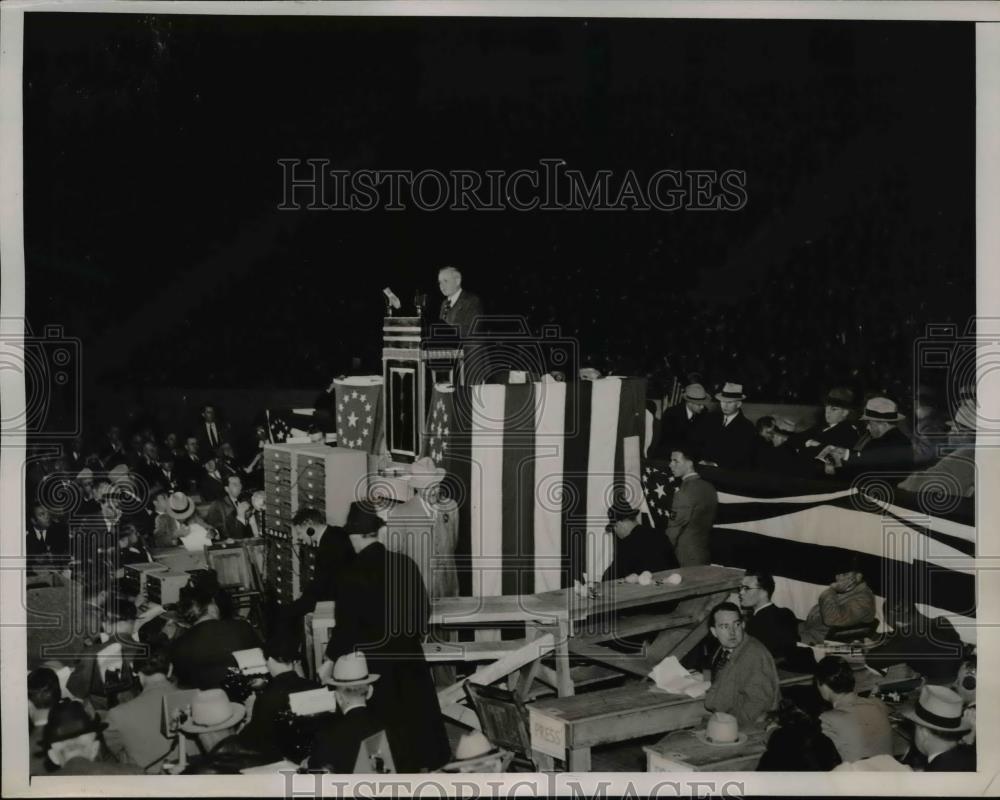 1936 Press Photo Gov. Alfred Landon Spoke AT The Crowd Of The Coliseum - Historic Images