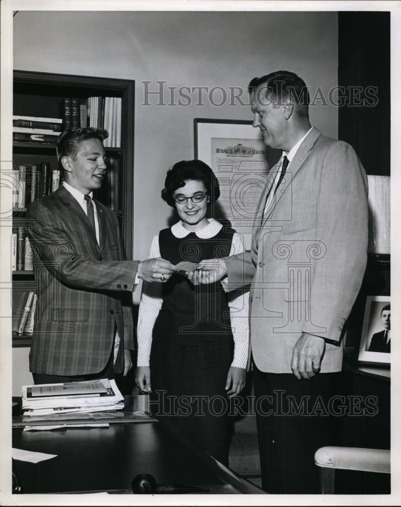 1944 Press Photo ARS Medica Club at Fairview H.S. present check to hospital - Historic Images