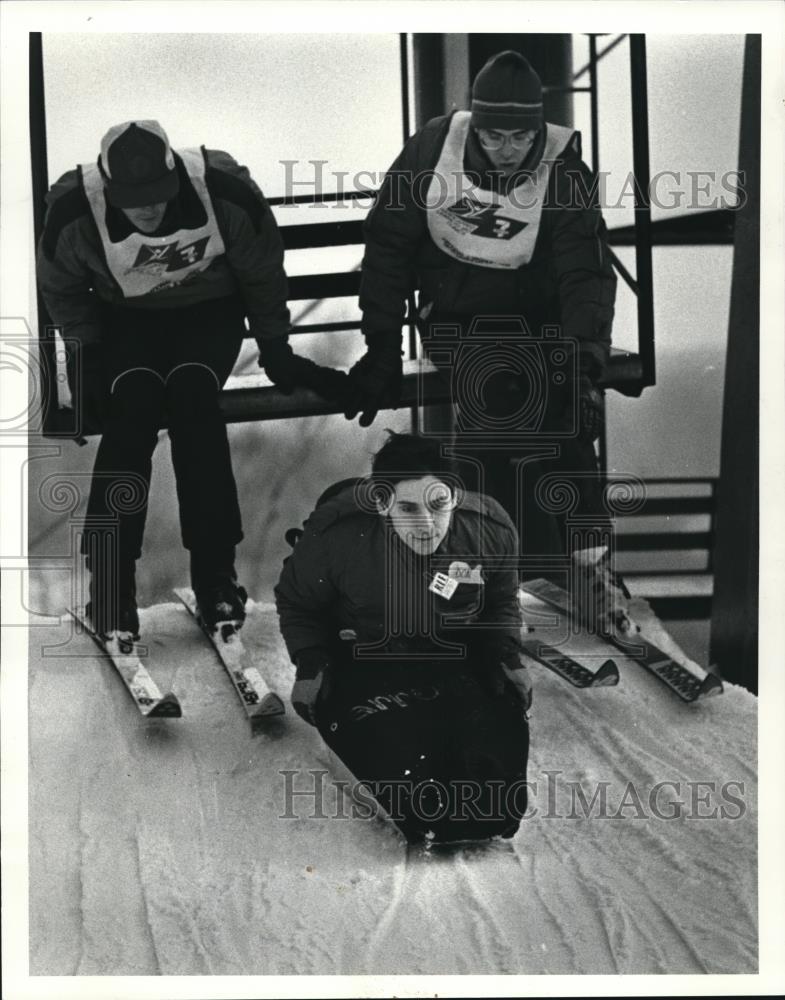 1986 Press Photo Don Johnston gets off the ski lift with the assistance of Bill - Historic Images