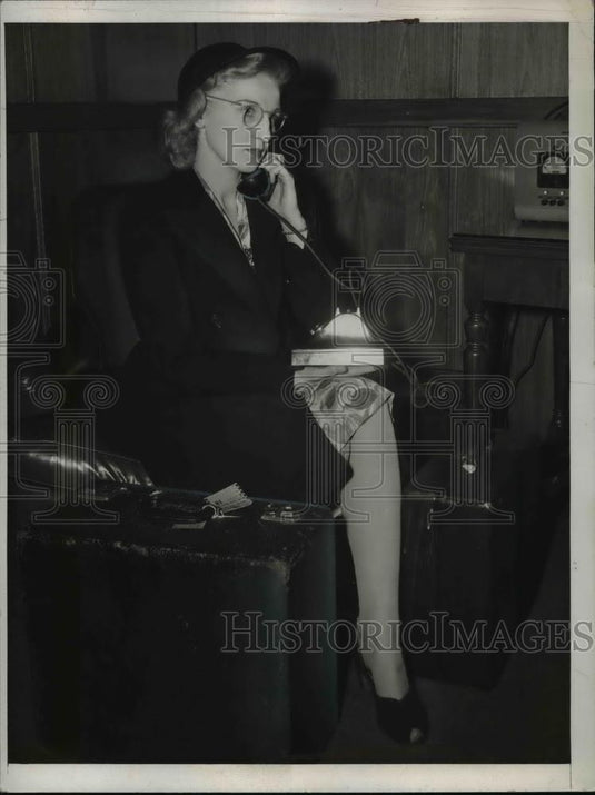 1945 Press Photo Mrs Lillian Vargo calling for a taxi from dispatcher - Historic Images