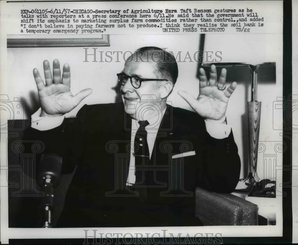 1957 Press Photo Exra Taft Benson, U.S. Sec. of Agriculture at Press Conference - Historic Images