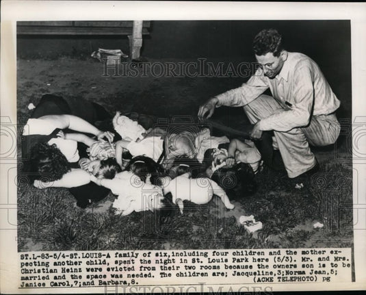 1949 Press Photo Mr & Mrs Christian Heinz & familyin park after eviction - Historic Images