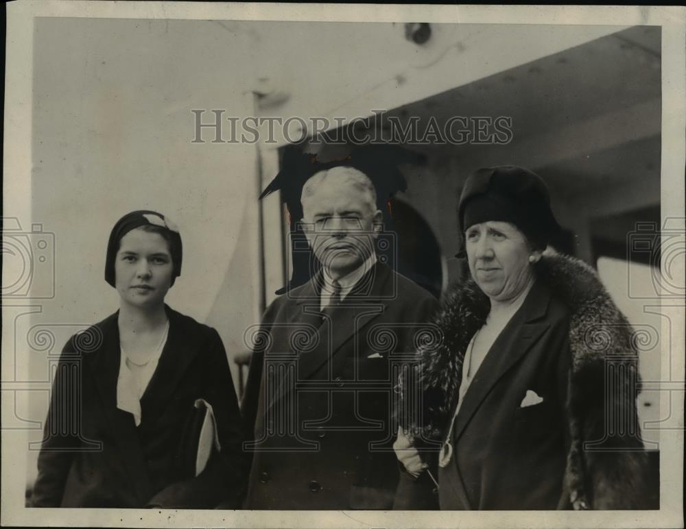 1931 Press Photo Dr. Fulton, With His Wife And Their Daughter On Their Arrival - Historic Images