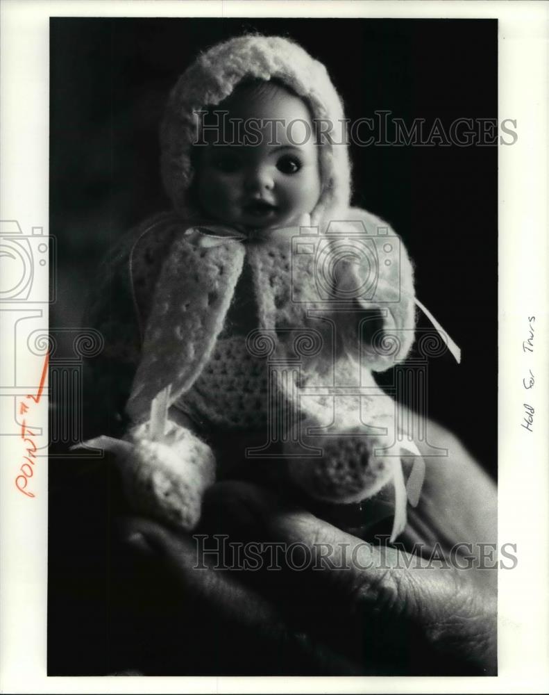 1991 Press Photo Yoshiko Baker, a porcelain doll, inspired by her grandson Alex - Historic Images