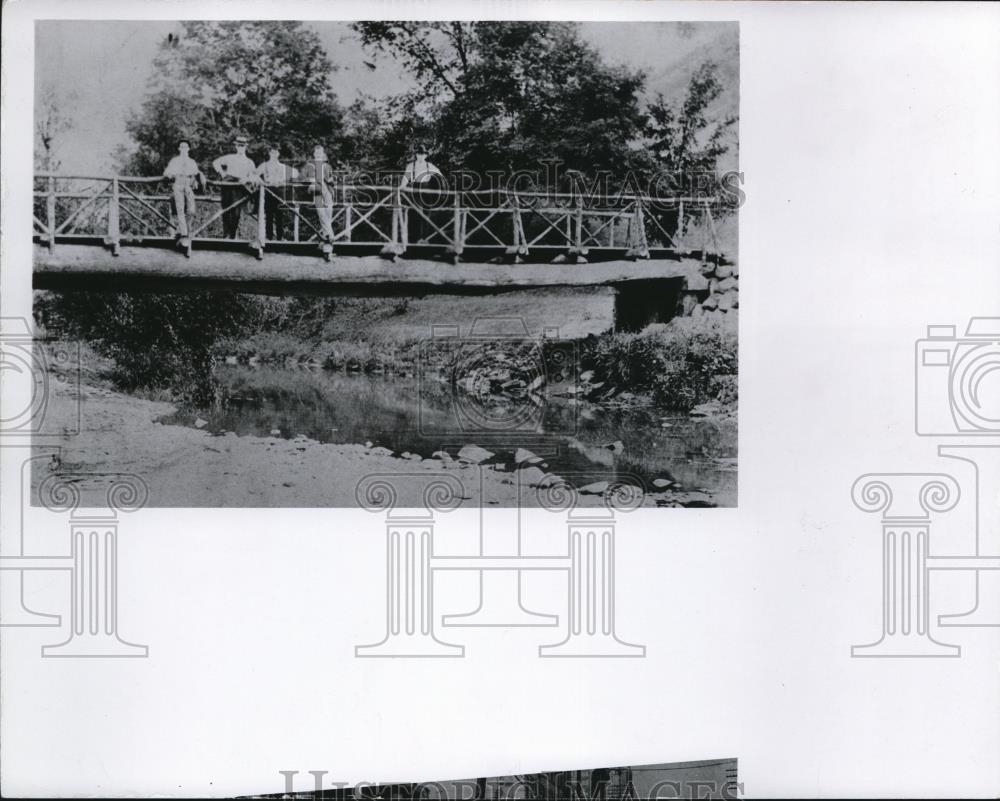 1963 Press Photo Rustic wooden bridge at main entrance of Garfield Park in 1898 - Historic Images