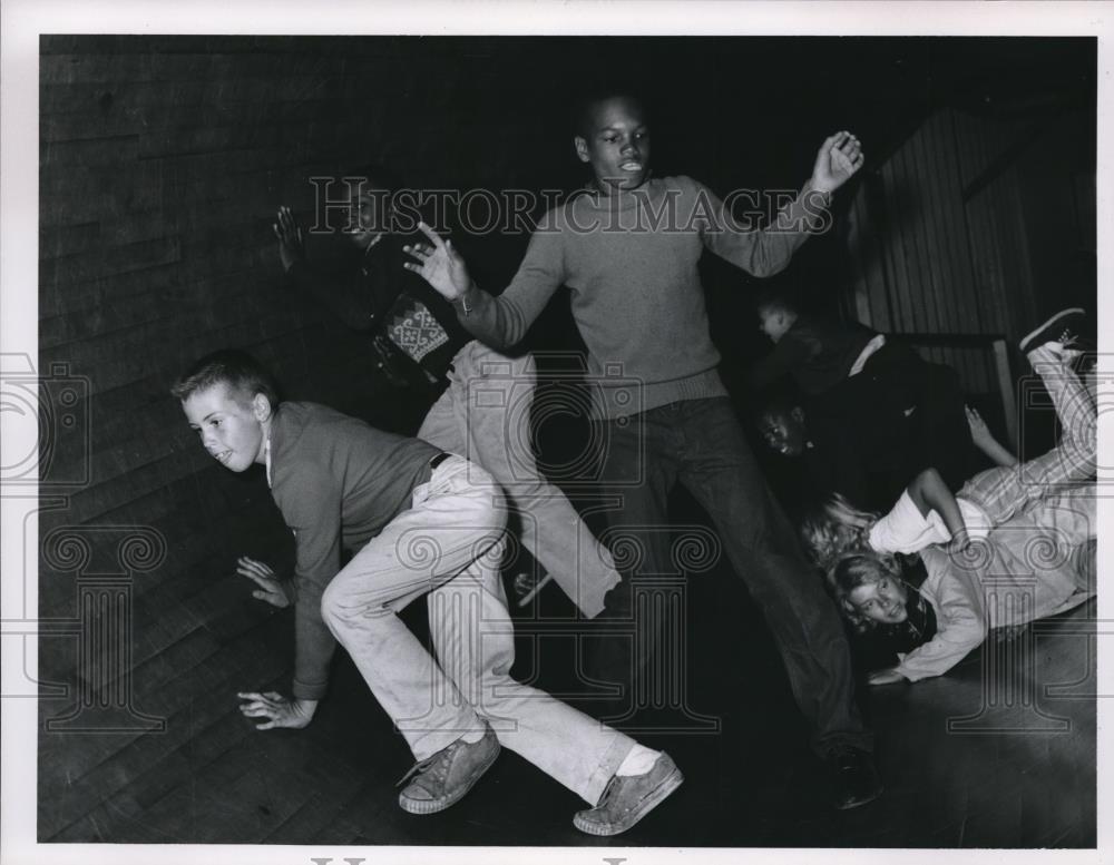 1967 Press Photo Kids in turning barrel, Cleveland D&#39;s Promotion, Pentathlon - Historic Images