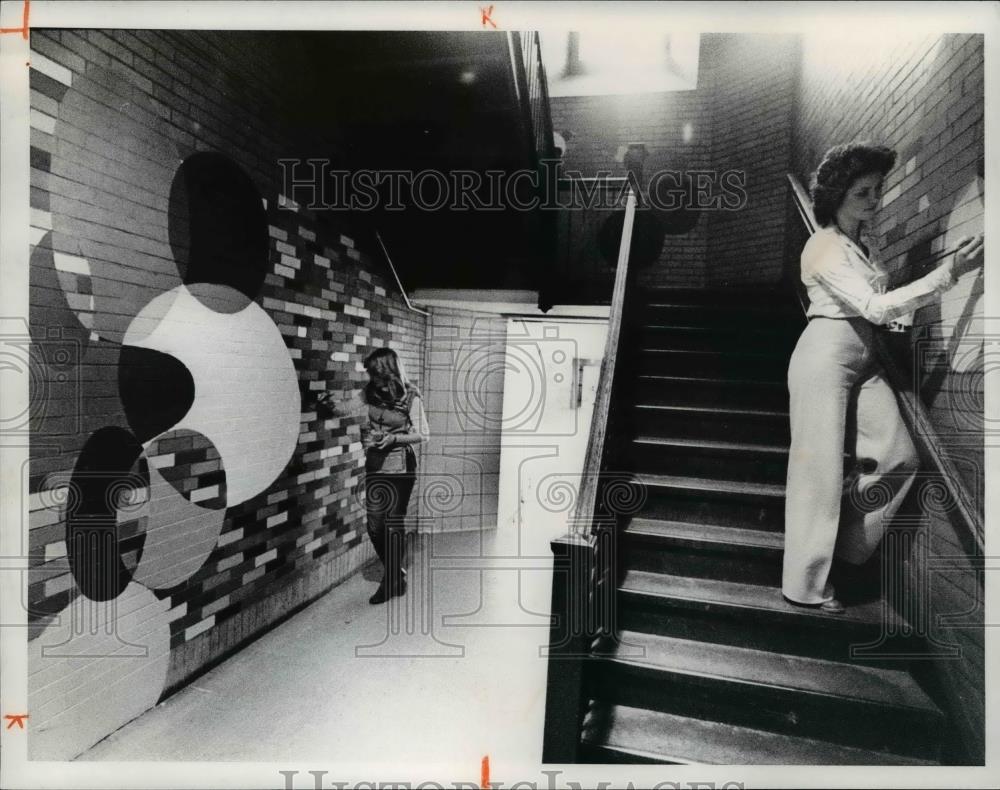 1977 Press Photo Kris Krippel &amp; Michael Brutosky of Maple Hts. High School Mural - Historic Images
