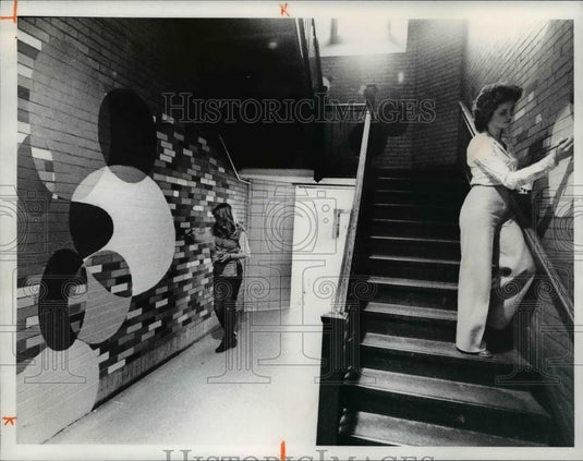 1977 Press Photo Kris Krippel & Michael Brutosky of Maple Hts. High School Mural - Historic Images