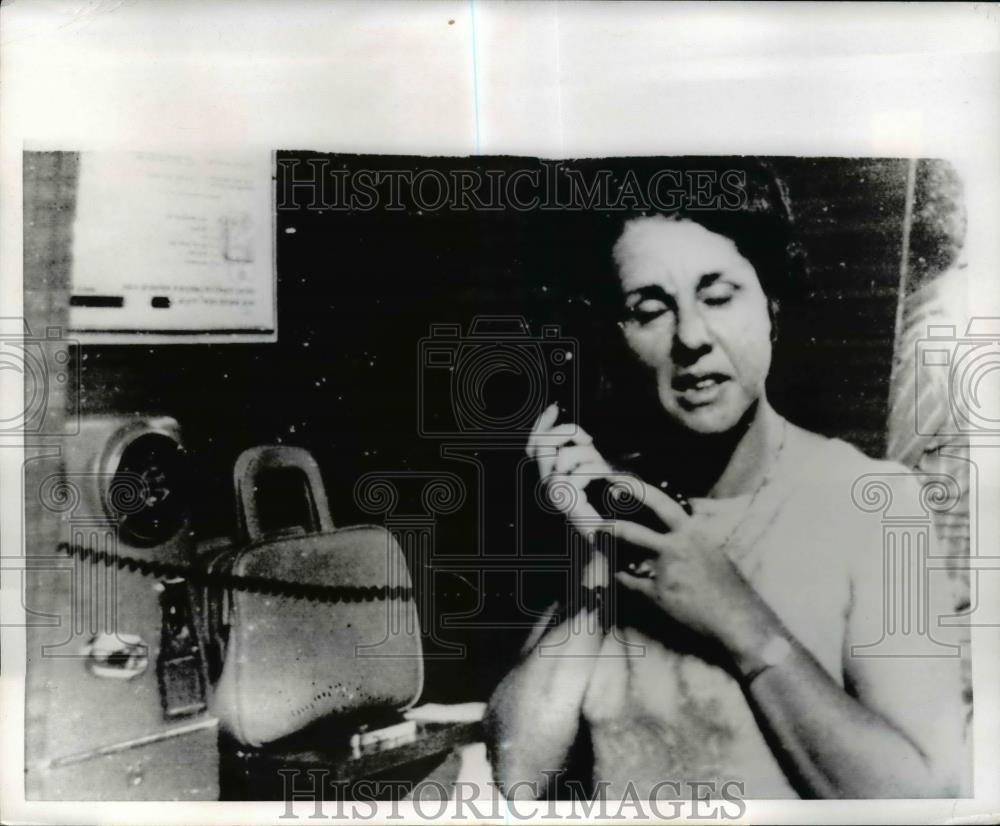 1969 Press Photo Mrs Shomzo Samueloff learns husband&#39;s plane hijacked - Historic Images