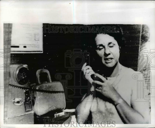 1969 Press Photo Mrs Shomzo Samueloff learns husband's plane hijacked - Historic Images