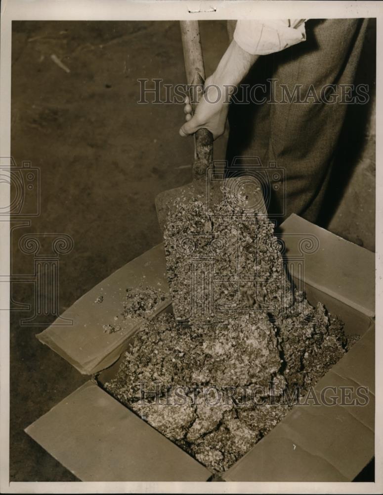 1937 Press Photo Man shovels ashes into a box for disposal after the cool - Historic Images