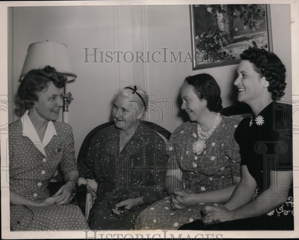 1940 Press Photo Mrs Wendell Willkie meets Farm Women Journalist in Colorado - Historic Images