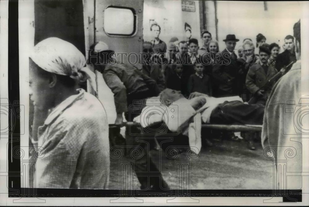 1962 Press Photo Wounded phamicist loaded to Algiers ambulance - nee84278 - Historic Images