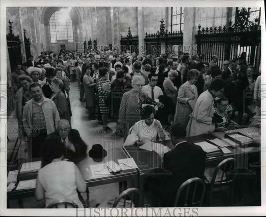 1970 Press Photo Clevelanders jammed in Federal Reserve Bank for Treasury offer. - Historic Images